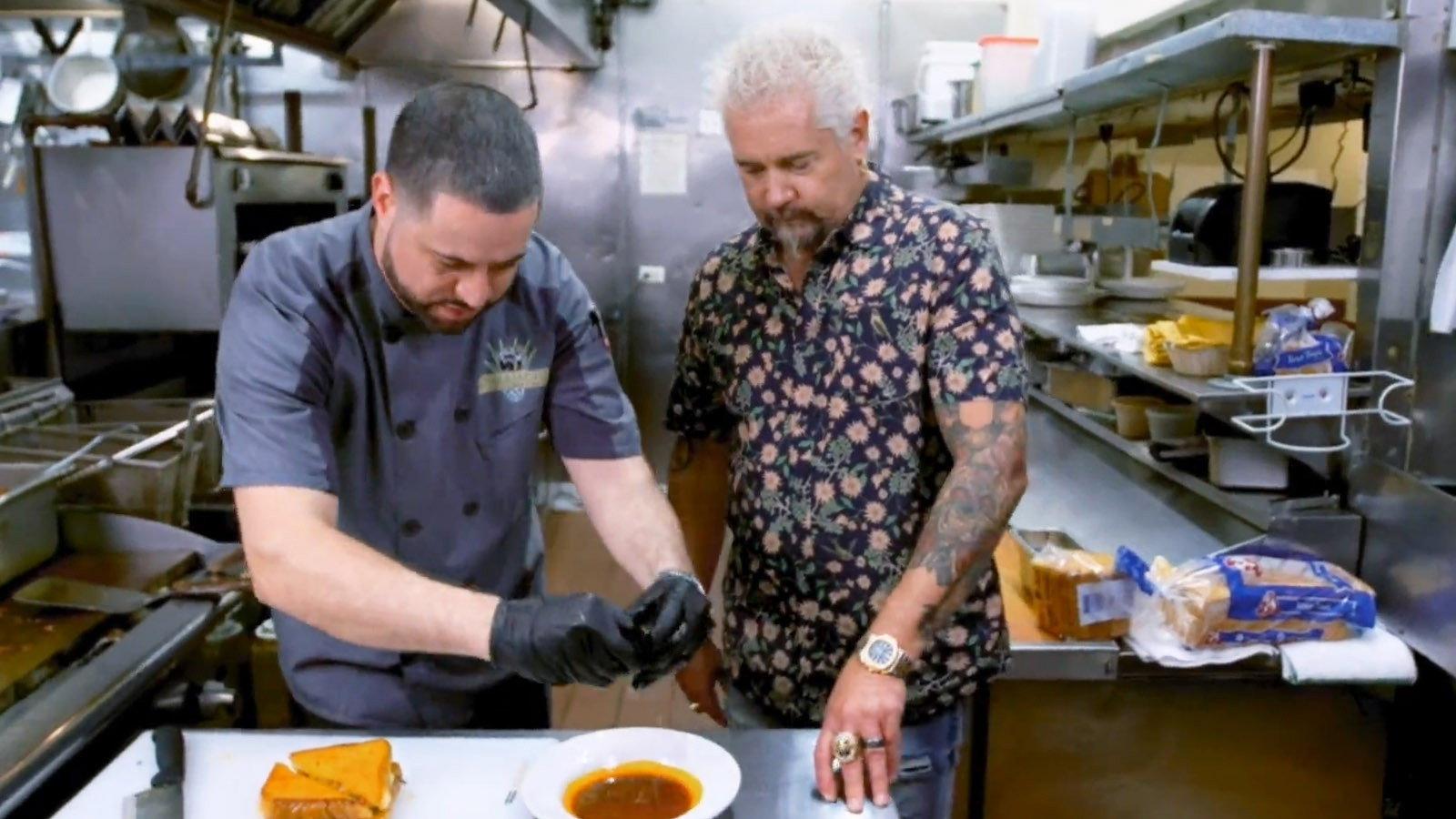 Still from Pizza, Latin and Mac