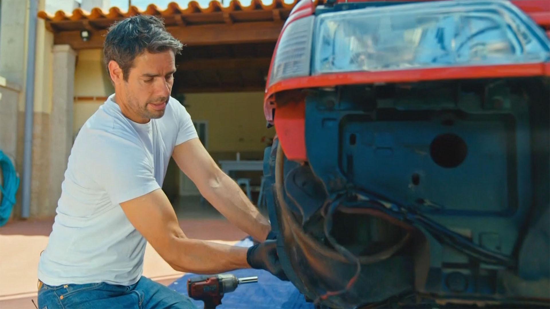 Still from Peugeot 405