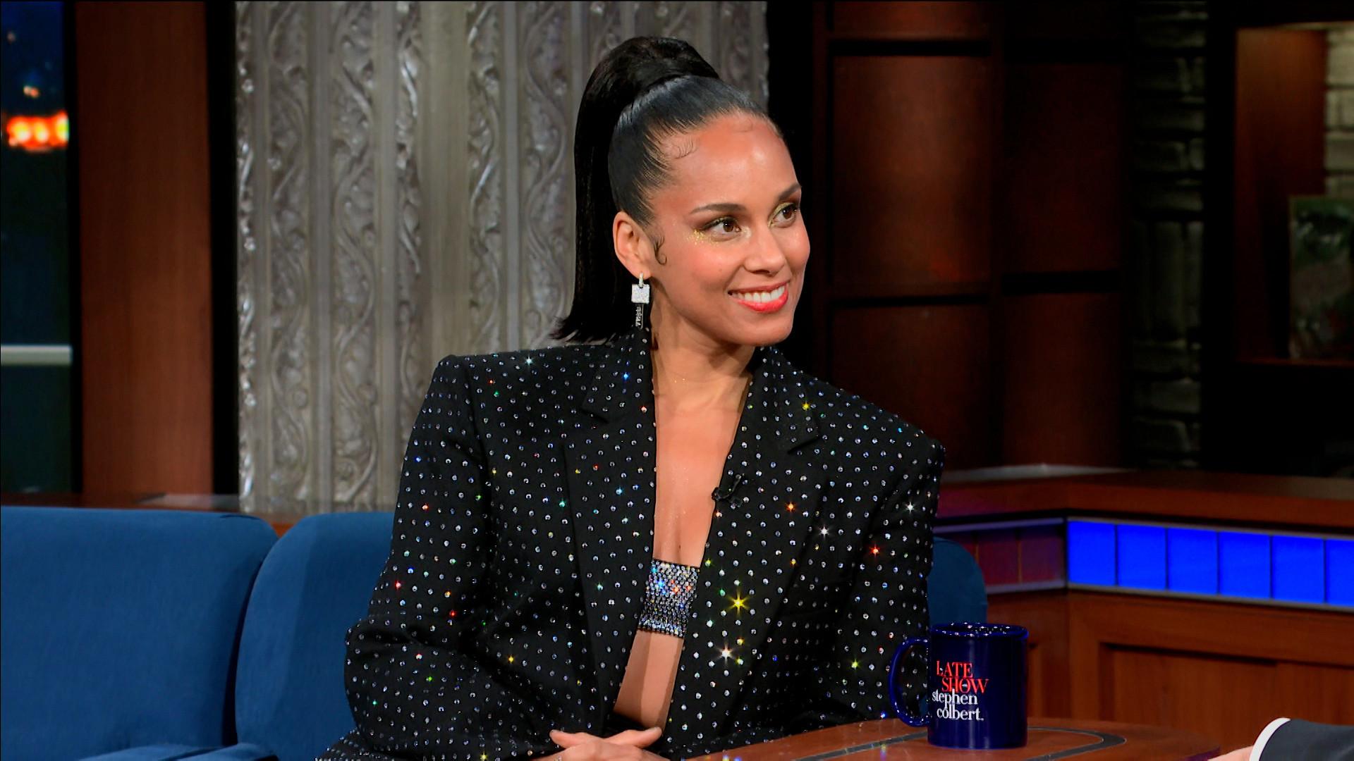 Still from Alicia Keys, Eddie Izzard