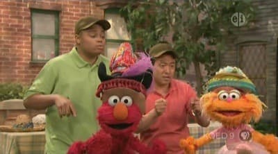 Still from Elmo & Zoe's Hat Contest