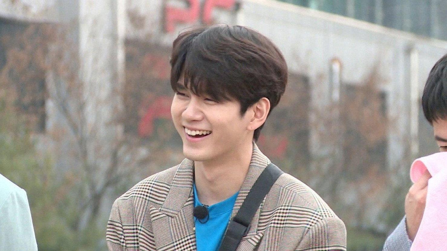 Still from Idol versus Running Man, Center's Dignity