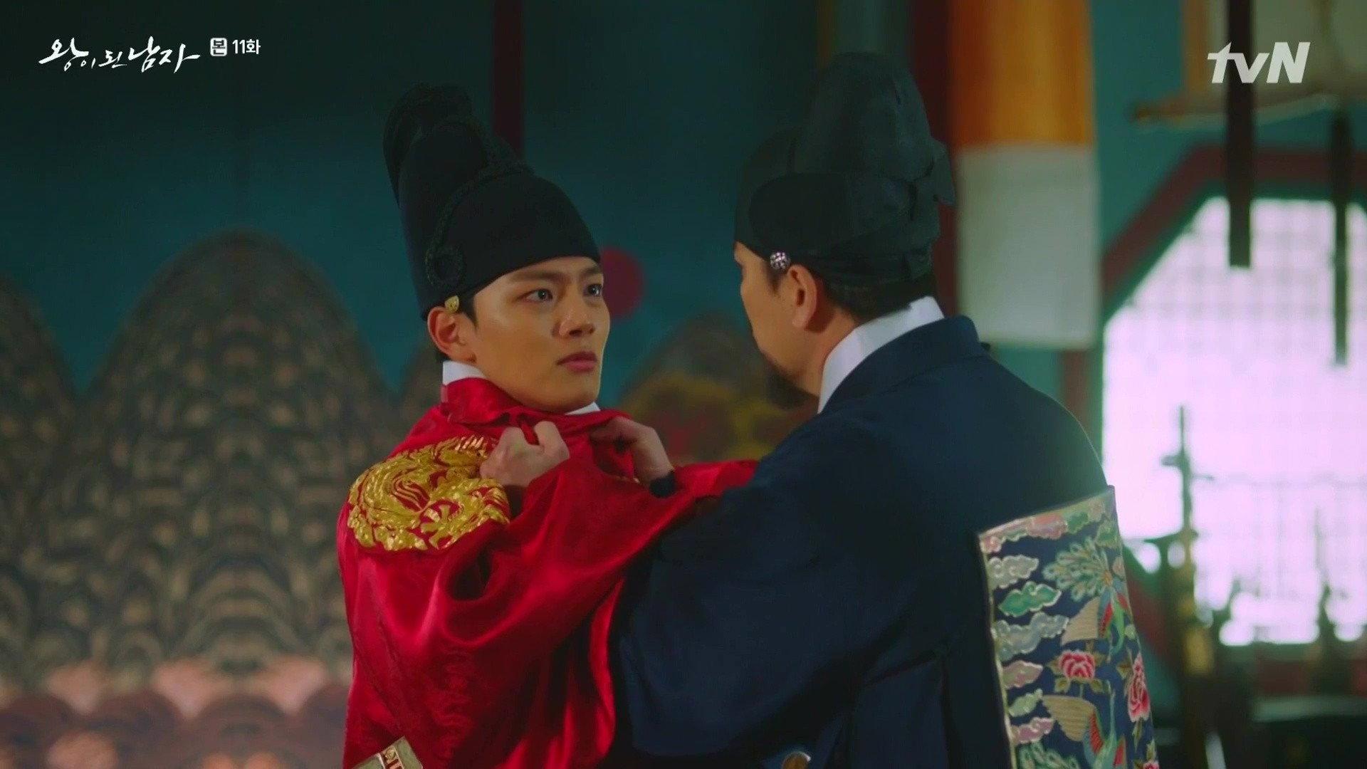 Still from The Queen Leave the Palace
