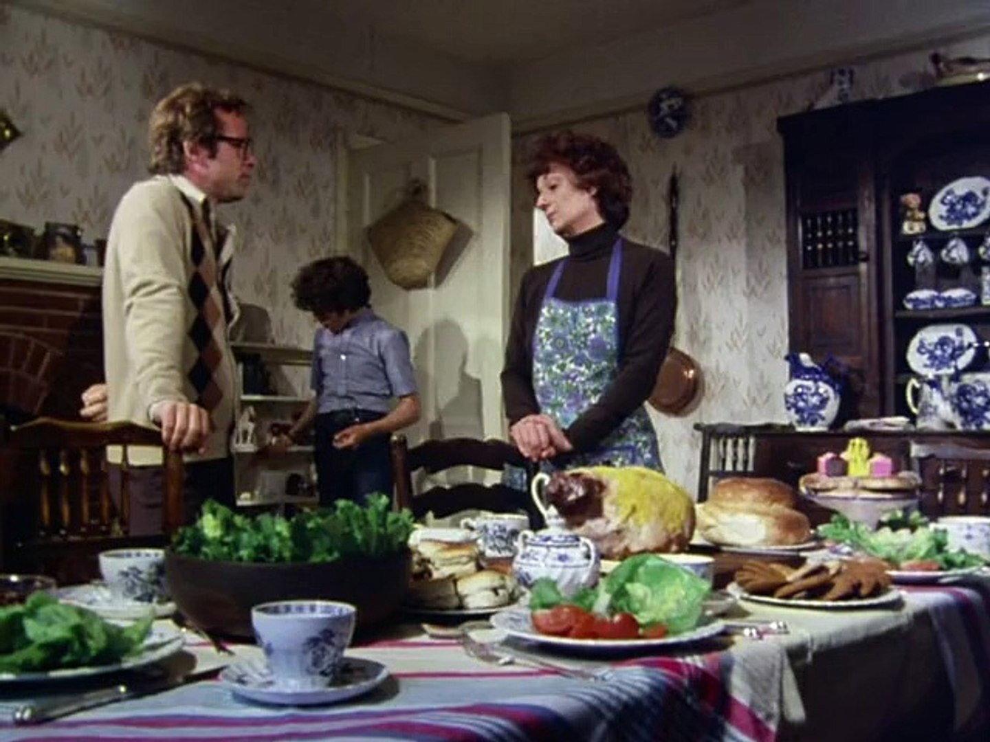 Still from Five Get into a Fix