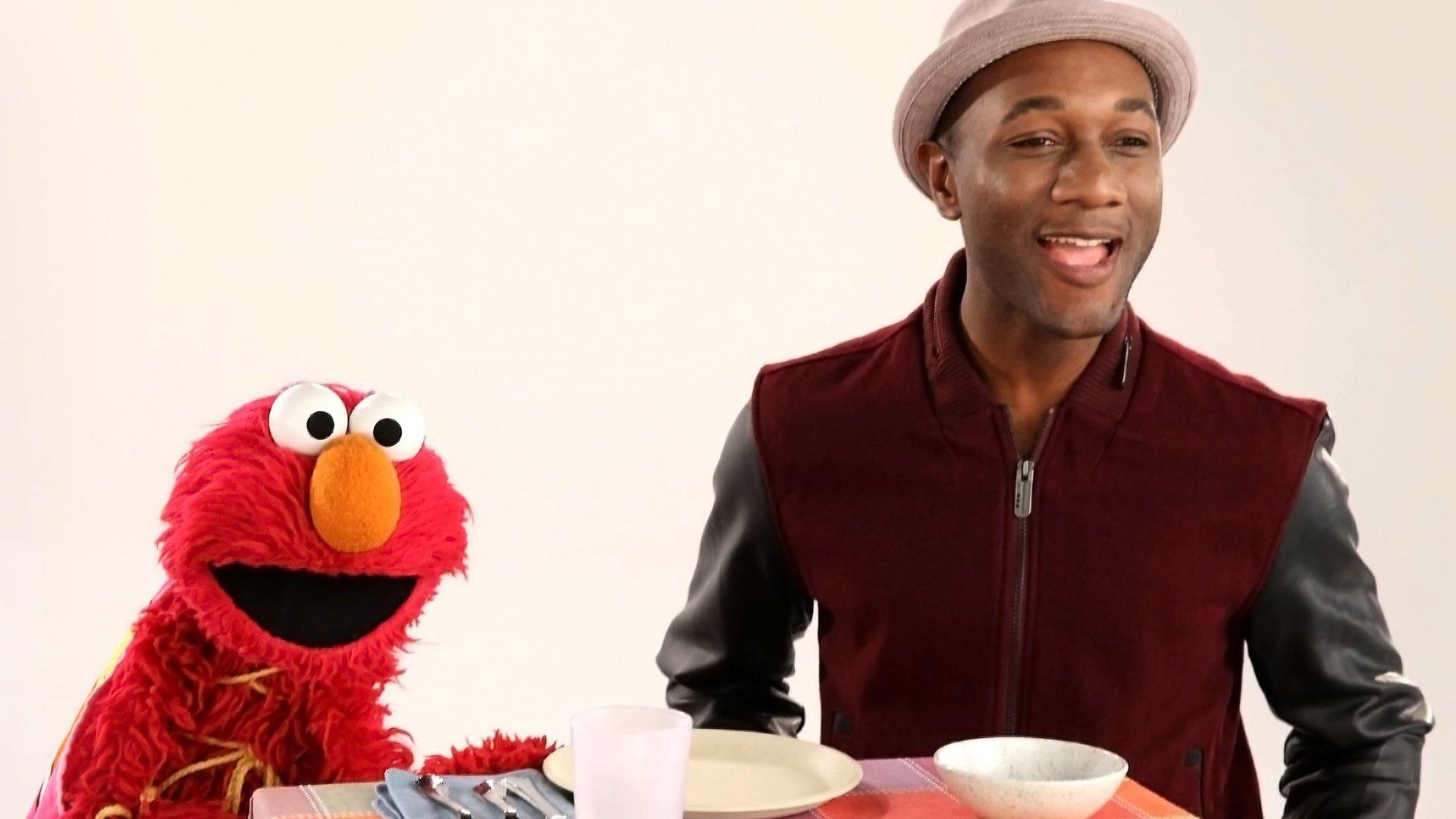 Still from Elmo Steps in for Super Grover
