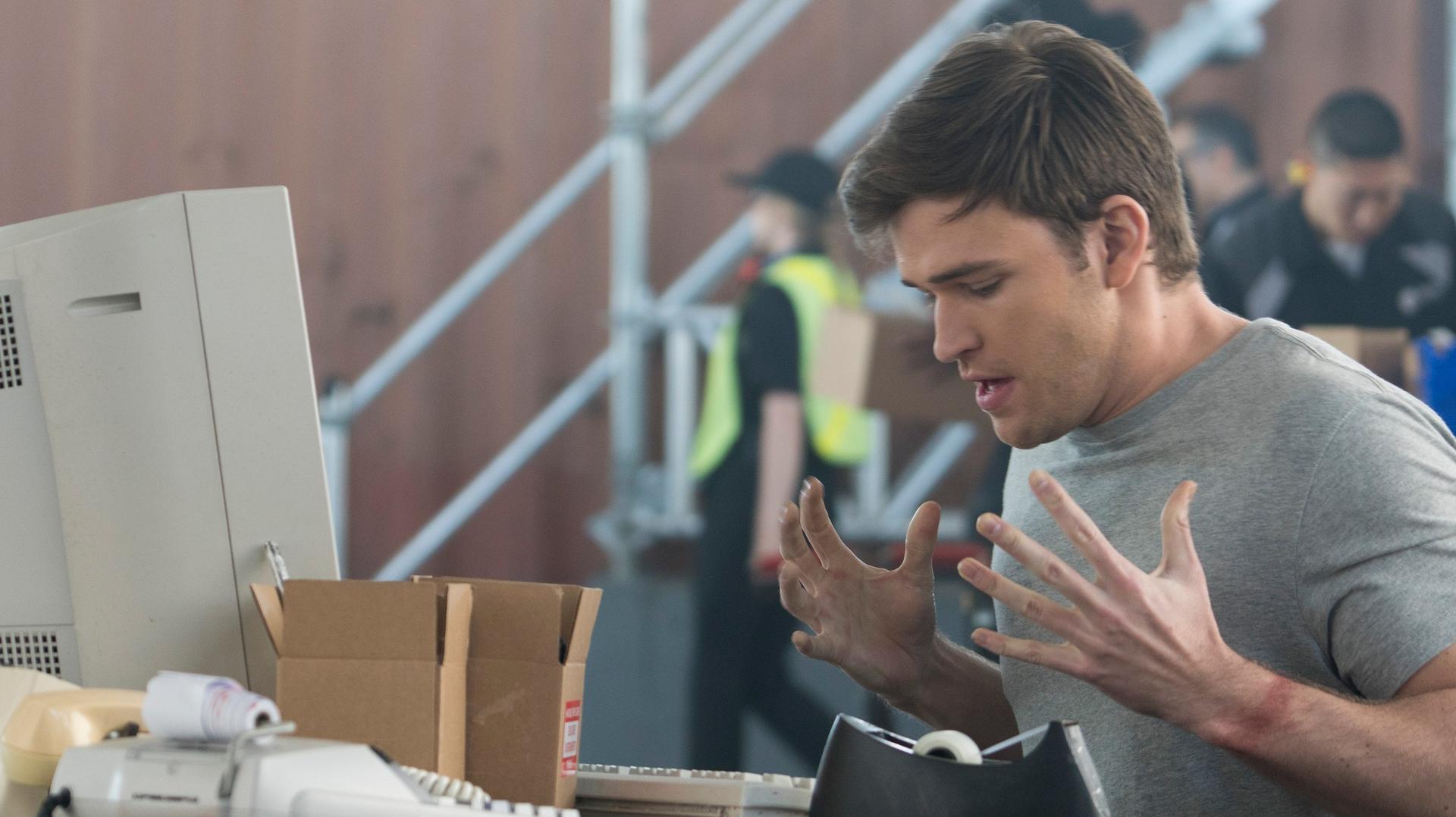 Still from No Es Bueno