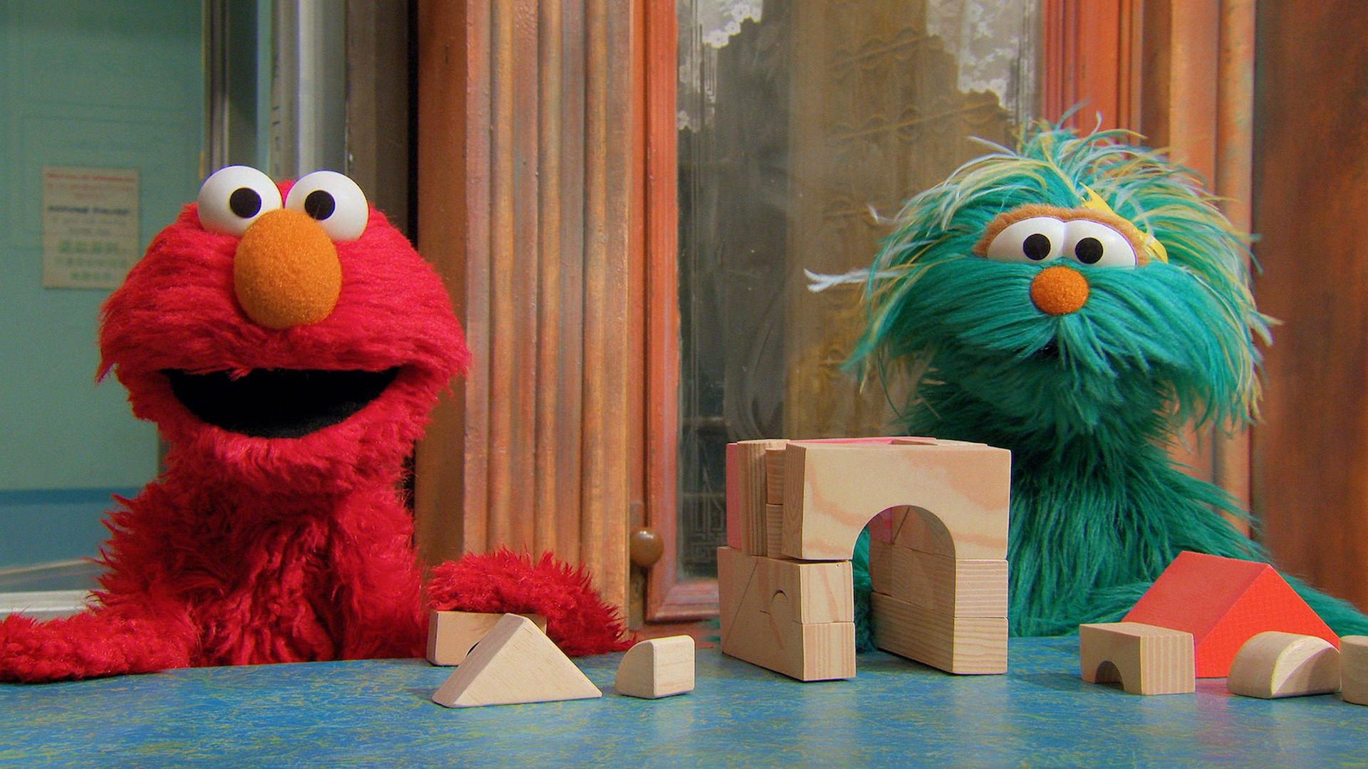 Still from Elmo and Rosita's Tallest Block Tower Ever