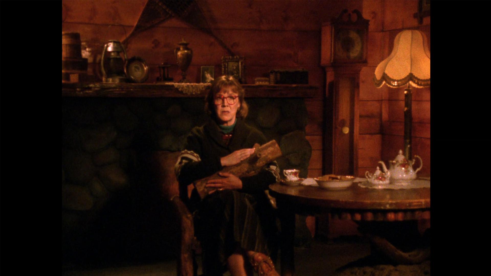Still from Log Lady Introduction - S01E01